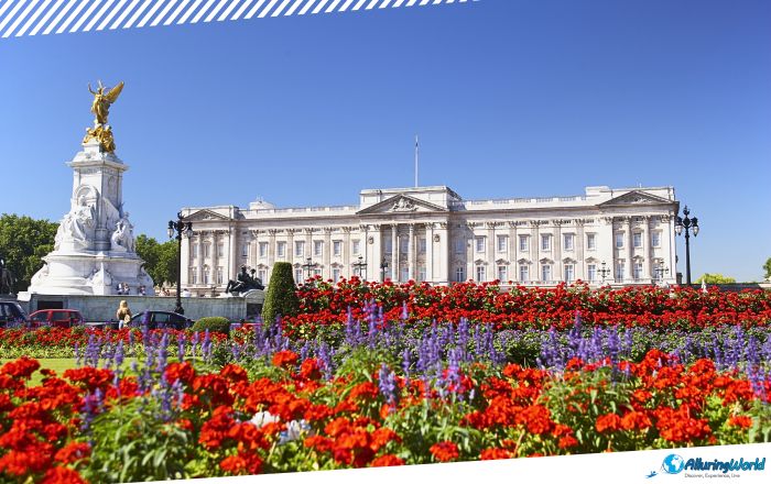 1 Victoria Memorial in front of the Buckingham Palace