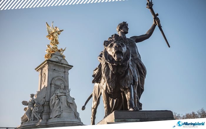 2 Victoria Memorial in front of the Buckingham Palace