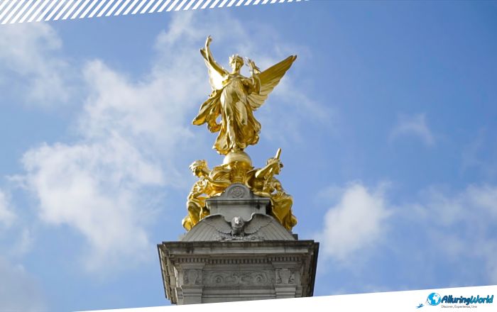 3 Victoria Memorial in front of the Buckingham Palace