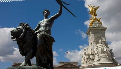4 Victoria Memorial in front of the Buckingham Palace