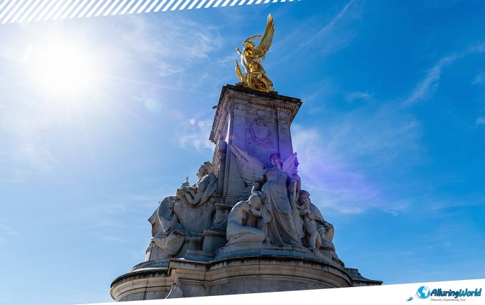 5 Victoria Memorial in front of the Buckingham Palace
