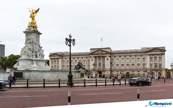 6 Victoria Memorial in front of the Buckingham Palace