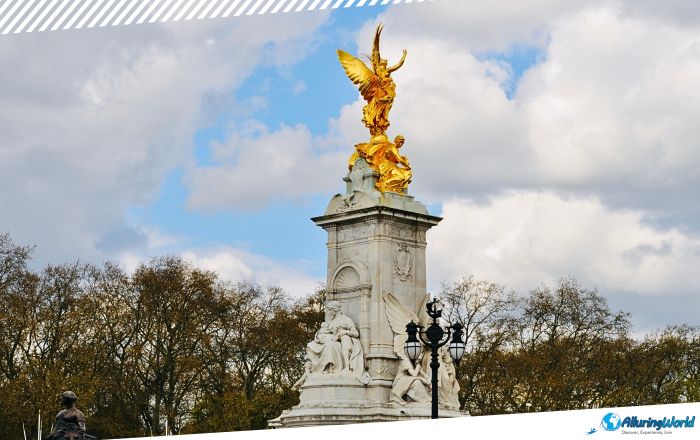 7 Victoria Memorial in front of the Buckingham Palace