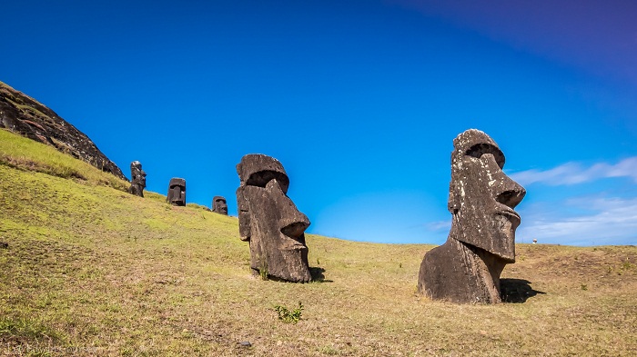 1 Moai Statues