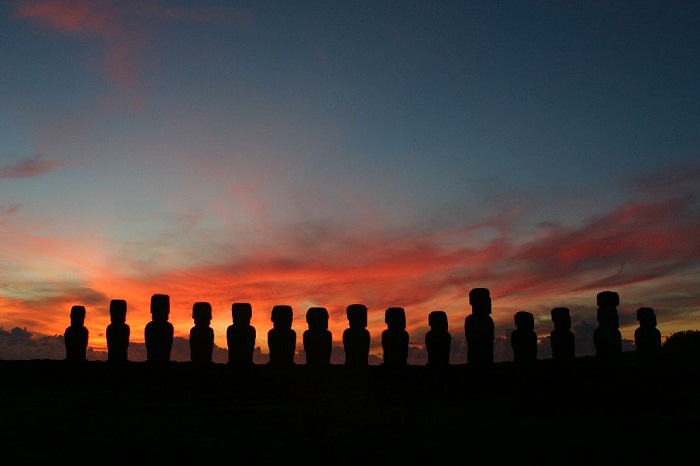 2 Moai Statues