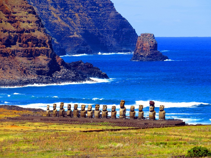 4 Moai Statues