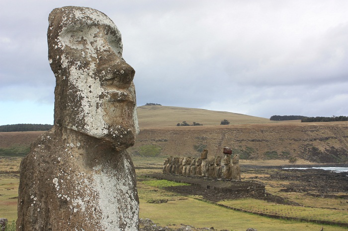 9 Moai Statues