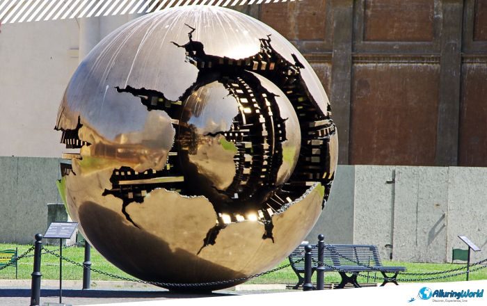 1 Sfera con Sfera Statue in Vatican