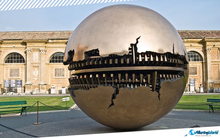 2 Sfera con Sfera Statue in Vatican