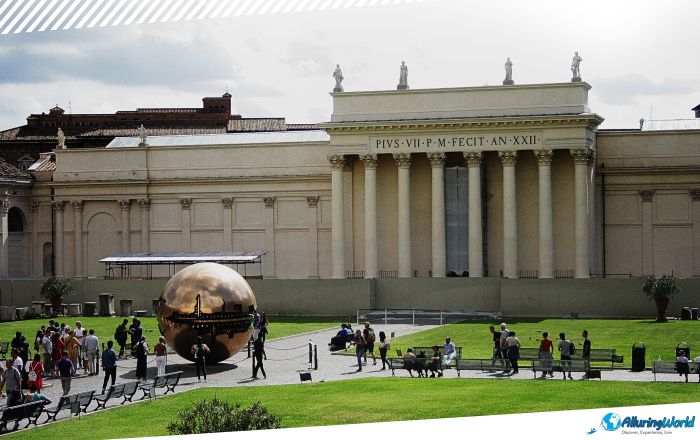 4 Sfera con Sfera Statue in Vatican