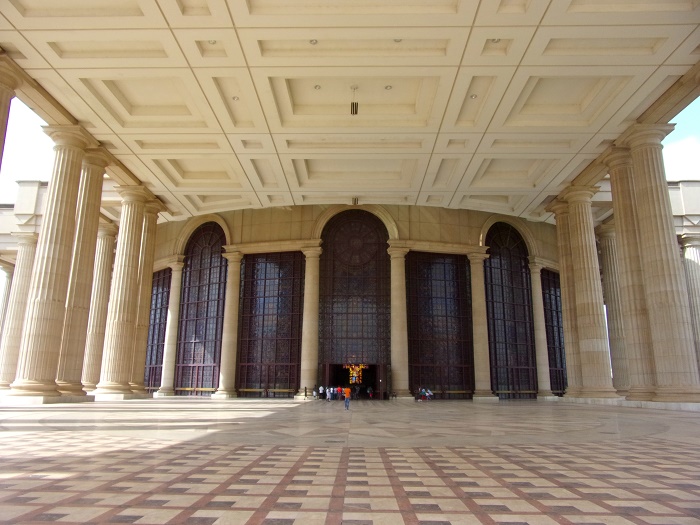 7 Yamoussoukro Basilica