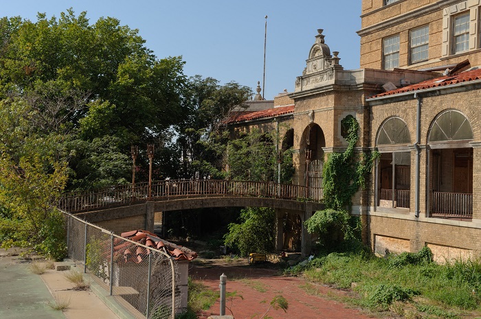 9 Baker Hotel