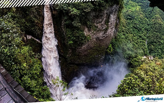 3 Pailón del Diablo Waterfall